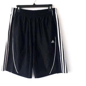 Athletic basketball shorts